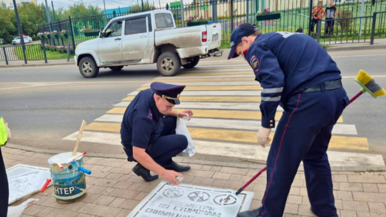 Памятки для пешеходов нарисовали на тротуарах полицейские Тулуна